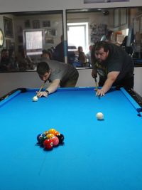 Finalgegner beim Ausspielen des Anstoßes